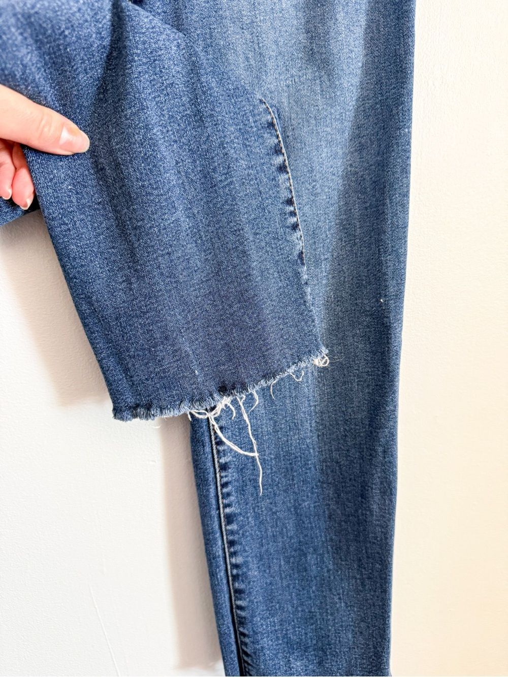 Good American Good Petite Straight Medium Blue Size 0/25 - Picture 5 of 9